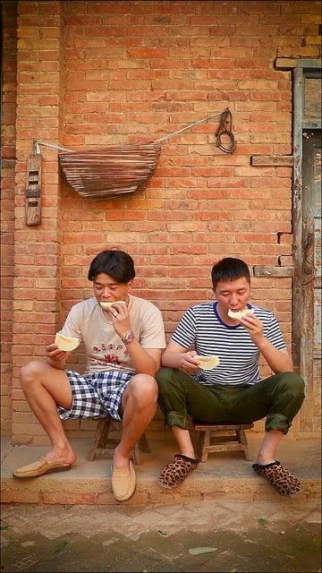 挨揍吃瓜,揭秘网络暴力与围观者的双重困境