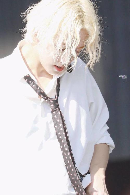 长发男吃瓜渣,趣味横生瞬间引网友热议