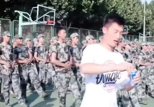 郑州财经军训吃瓜,吃瓜群众围观校园风云
